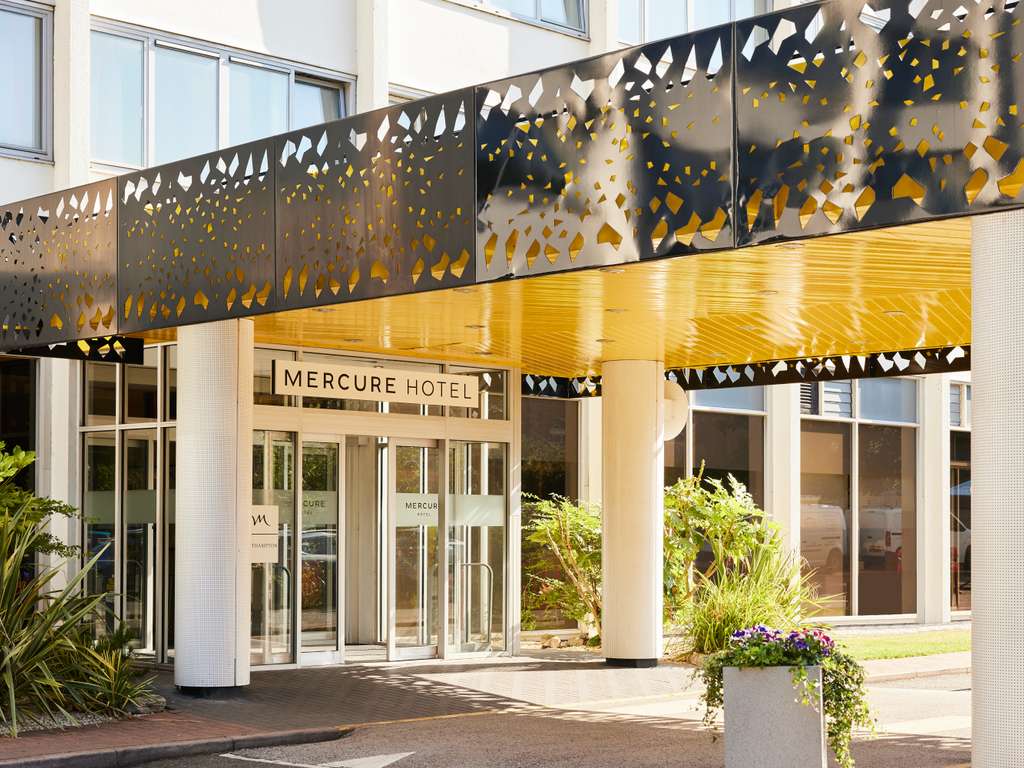 Mercure Northampton Entrance